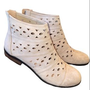 Array Boots Women Size 8.5